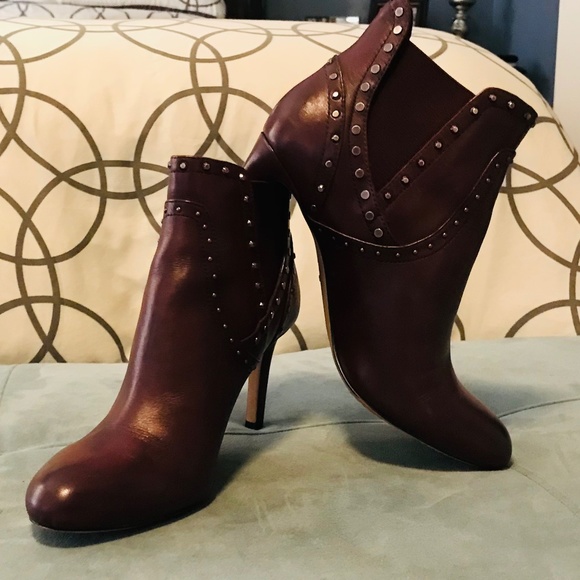 WARDROBE CLEAR OUT - Gorgeous Vince Camuto purple Leather Ankle Boots - Picture 7 of 8